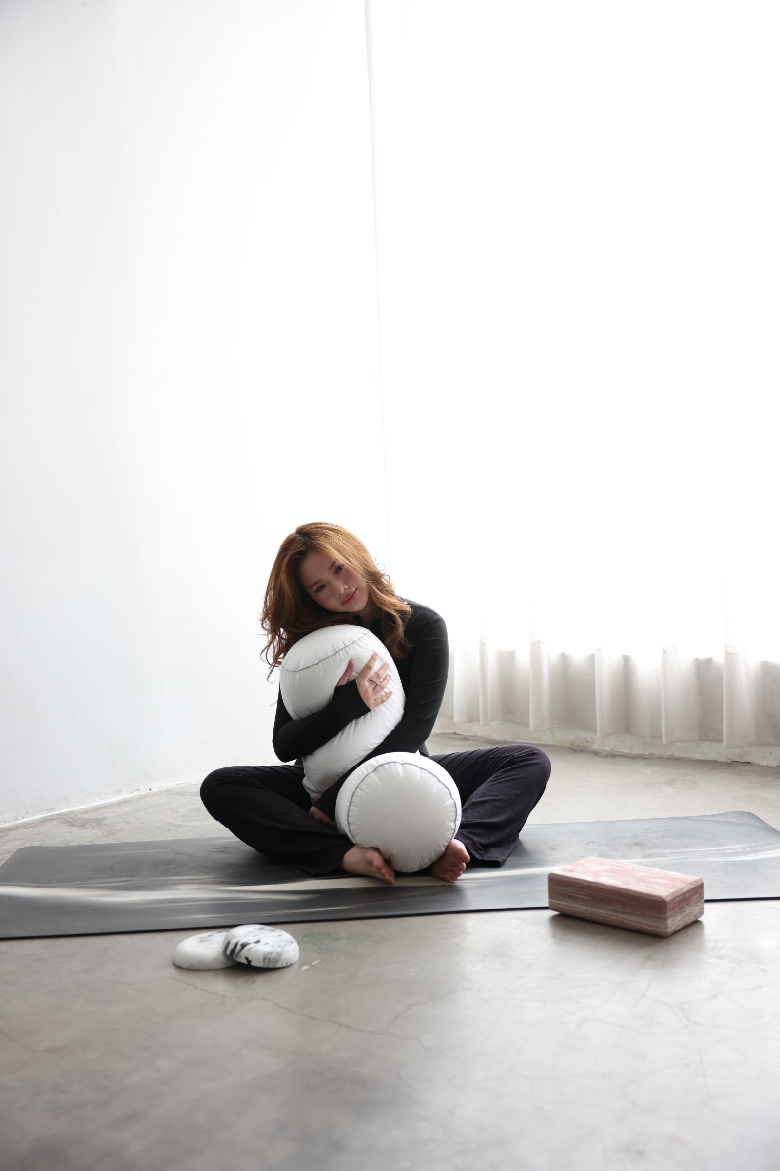 Person holding the Koalu bolster